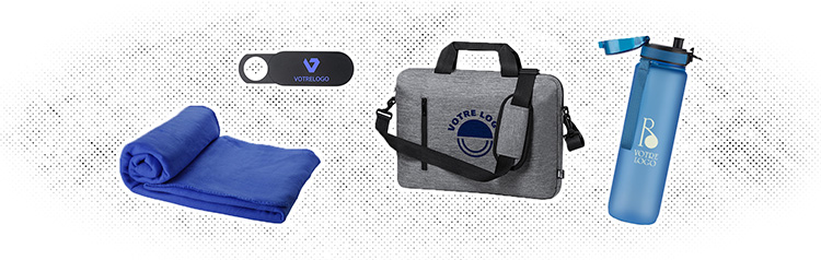 4 goodies bleus pour le télétravail : plaid, cache-caméra, sacoche d'ordinateur et gourde sur fond blanc