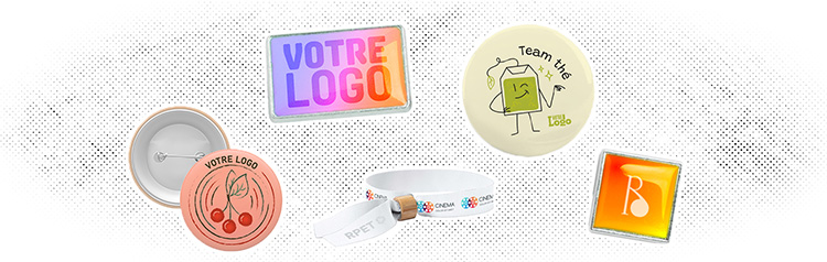 5 goodies viraux : 2 badges, 2 pin's et 1 bracelet événementiel sur fond blanc