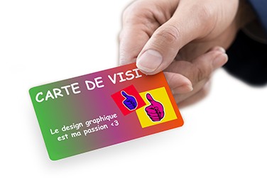 Main qui tend une carte de visite au design surprenant