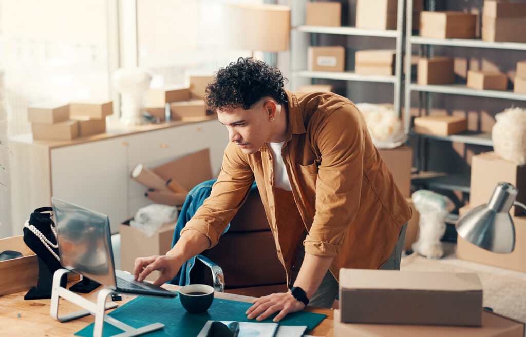 Gérer sa boutique e-commerce virtuellement et physiquement : serveurs, logistique, stock et solutions pour booster vos ventes.